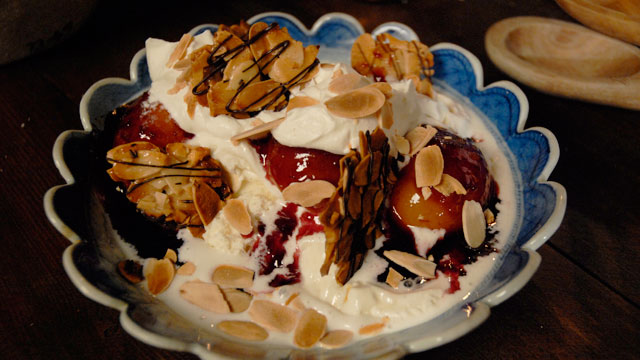 ice cream with peaches and raspberry sauce
